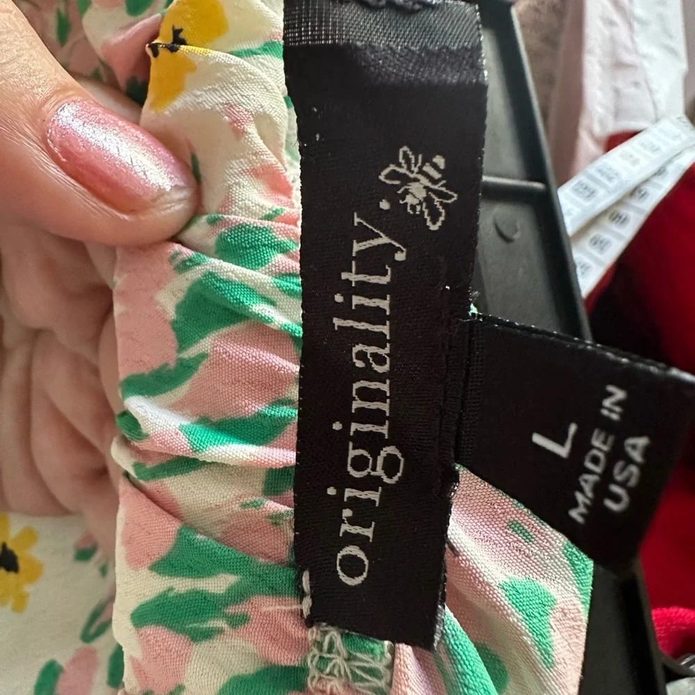 Originality floral skirt with 2 slits.  Size large - Picture 3 of 8